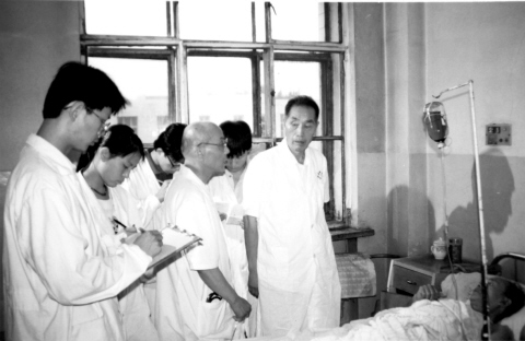任继学（右一）在“八五”攻关课题中查房 